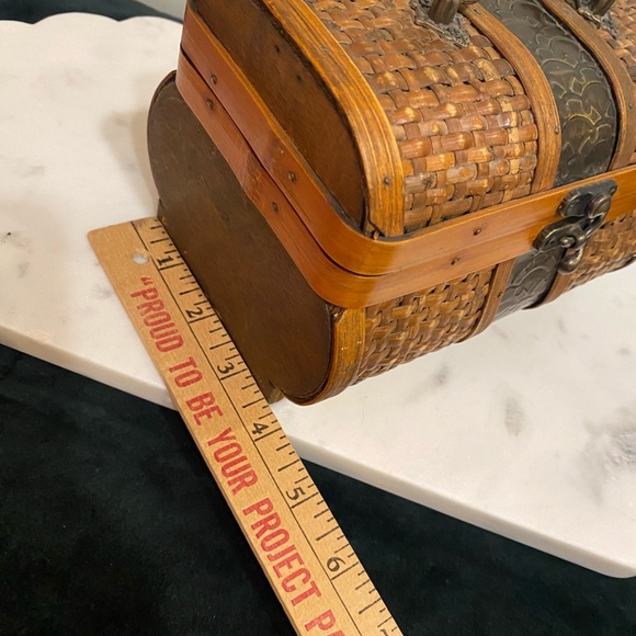 Vintage Woven Wicker Storage Chest Box Embossed Decorative Hardware Hinged Lid - Picture 15 of 17